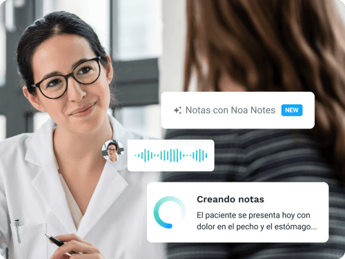 doctora con lentes sonriendo, mirando a paciente, con cuadros de notas médicas generadas por IA