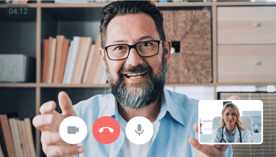 Médica atendendo com ajuda da inteligência artificial em consulta por telemedicina